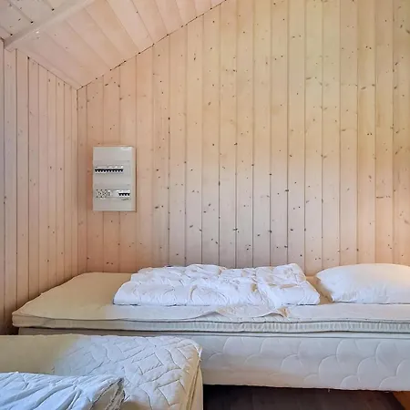 Semesterbostad Nice In W/ Wifi And 2 Bedrooms